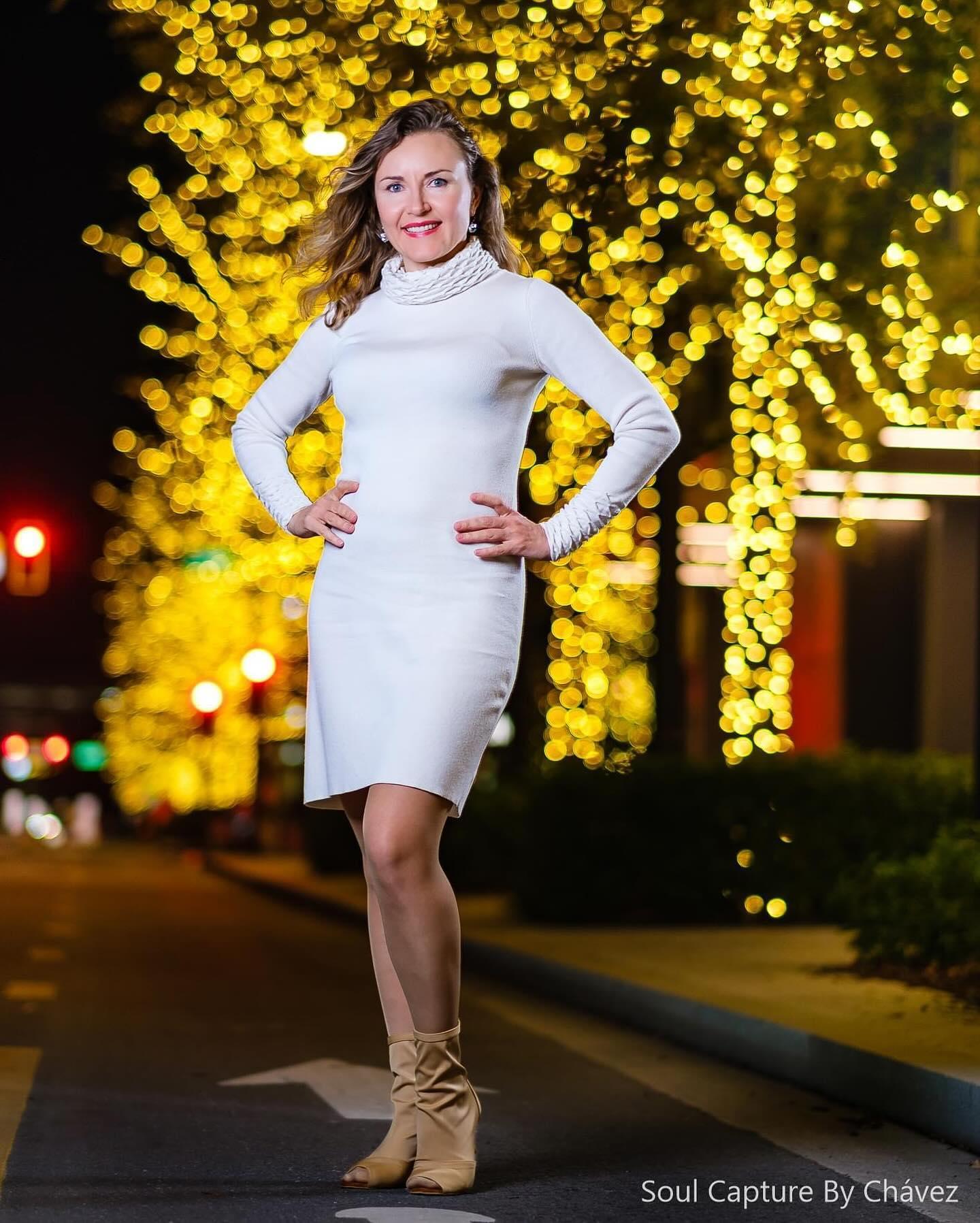 A Dazzling Holiday-Themed Portrait Session in Water Street Tampa