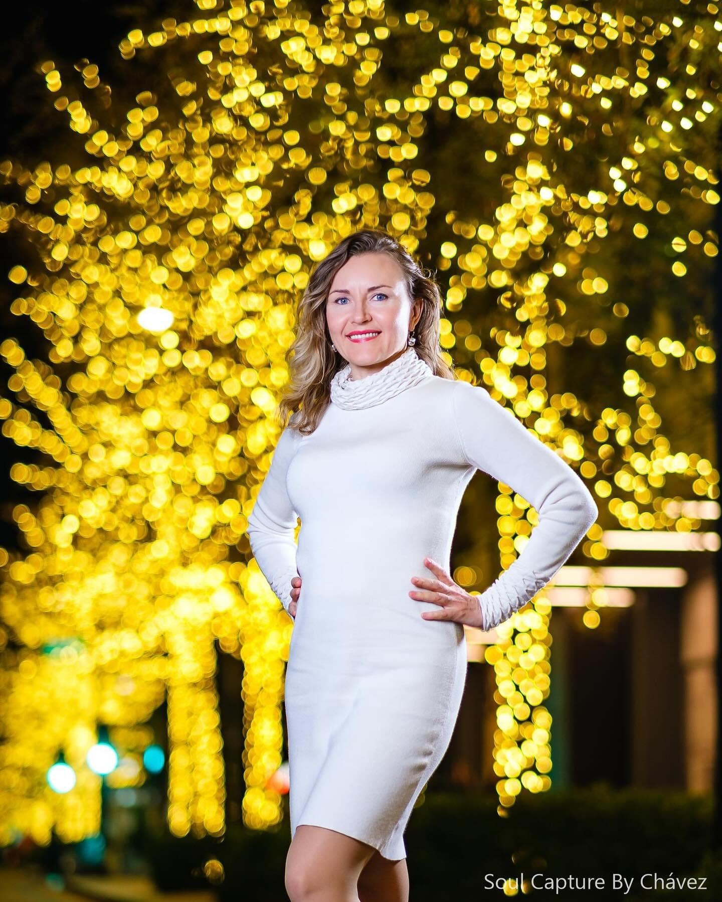 A Dazzling Holiday-Themed Portrait Session in Water Street Tampa